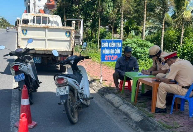 Đội Cảnh sát giao thông - trật tự (Công an huyện Vĩnh Bảo: Tăng cường tuần tra kiểm soát, xử lý vi phạm giao thông
